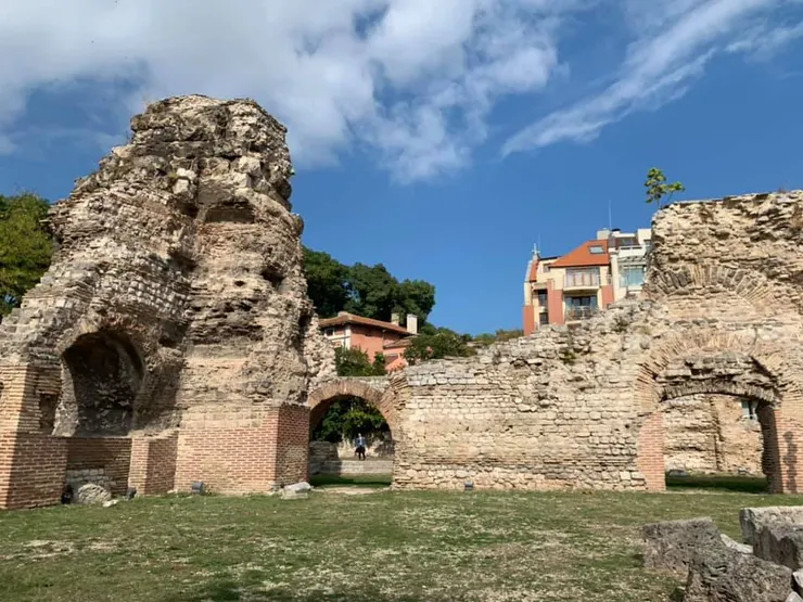 可惜浴場只剩下斷坦殘壁