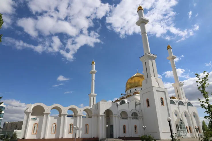 穿過樹林，終於見到努爾阿斯塔納清真寺的全貌。