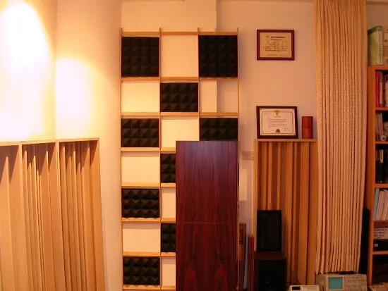 音響室一隅，四個牆角處理成圓弧狀，內塞玻璃纖維棉