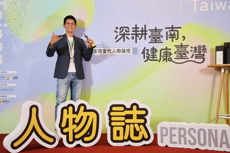 圖說:官田烏金創辦人李政憲發揮自身所長,重新定義農廢價值,獨創固碳技術不只改變在地居民生活型態,更展望未來走向世界。(資料來源:人物誌)