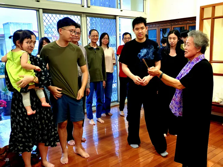 【供佛祭祖拜天公老媽漸退居二線！除夕拜佛祭祖，老媽分給每人一枝香。】