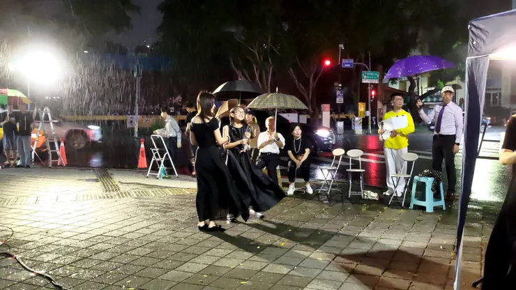 演唱 秋雨 在風雨中唱歌別有「風味」