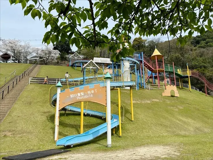 日本遊戲場零障礙的泥土地,需要輪椅的實體祐走過近50個完全無障礙。