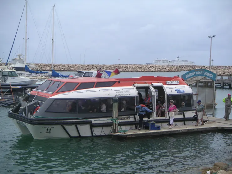 這是郵輪岸上觀光的接駁小船!這張照片是我在澳洲西澳拍的!