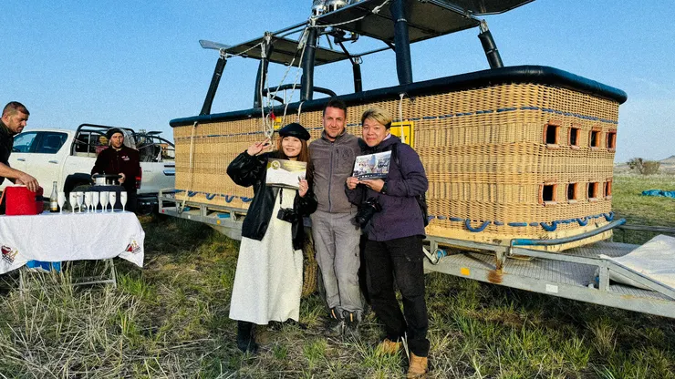 與此次行駛熱氣球的駕駛合照領取熱氣球飛行證書