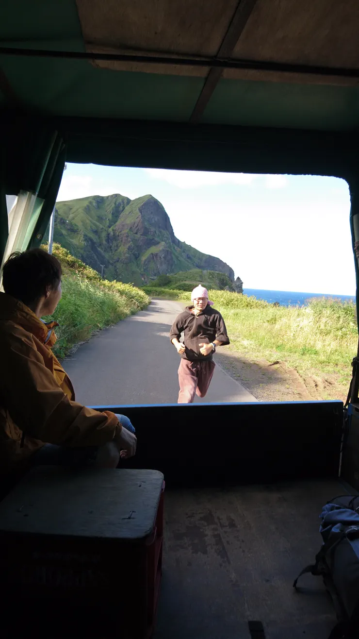 煽情地追著小卡車跑一段的工作人員/照片來源:NANA濕婦