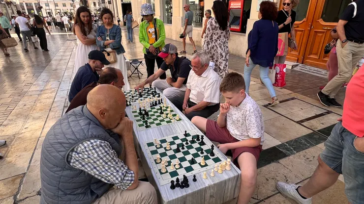 接到就擺桌對弈