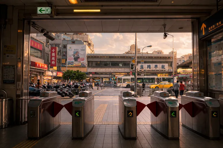 站外像是桃園車站，閘口卻是台北捷運。