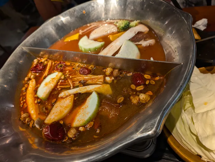 鳶鴦鍋(麻辣鍋+番茄羅宋鍋)