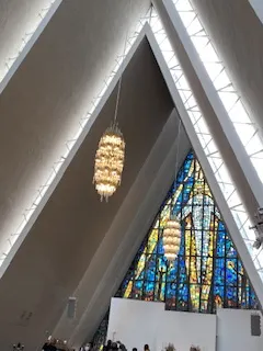 想像極光滿載時,教堂有多美