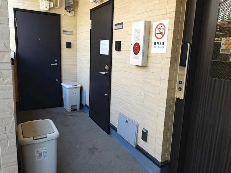 201房間外的走廊