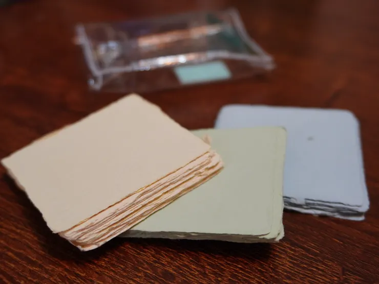 Dyna方形手工紙卡：由左而右分別為米色、綠色、藍色。