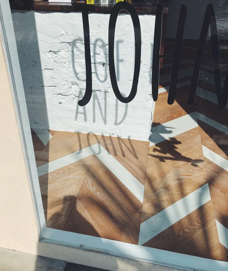 特別喜歡這個窗景倒影，若晚上從裡頭往外拍又是不一樣的景致