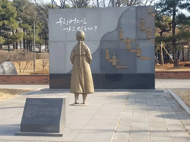 和平少女像,京畿道富川市,安重根公園內。此和平少女像正面為一平面,沒有臉孔與身軀,造型特殊。