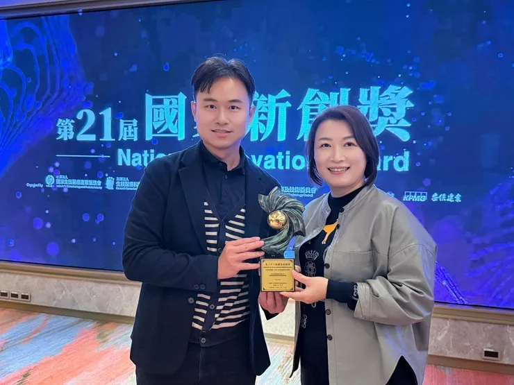 圖說：亞家生技董事長李智慧（右）與策略長蘇伊平（左）一同出席第21屆國家新創獎授獎典禮。（資料來源：亞家生技）