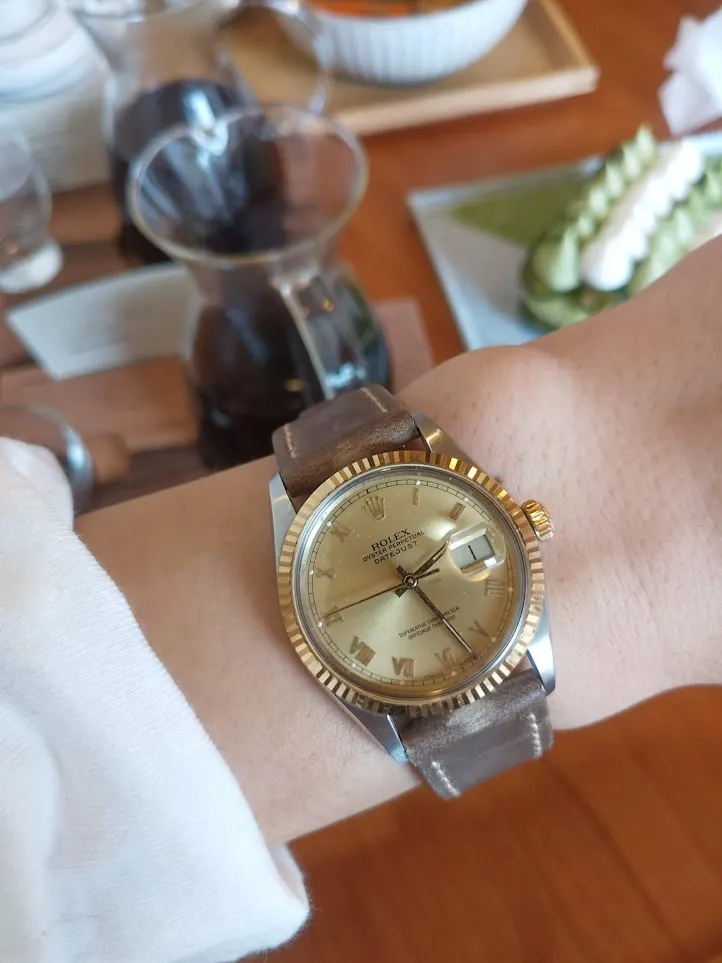 換上皮錶帶增添休閒感，更適合日常配戴