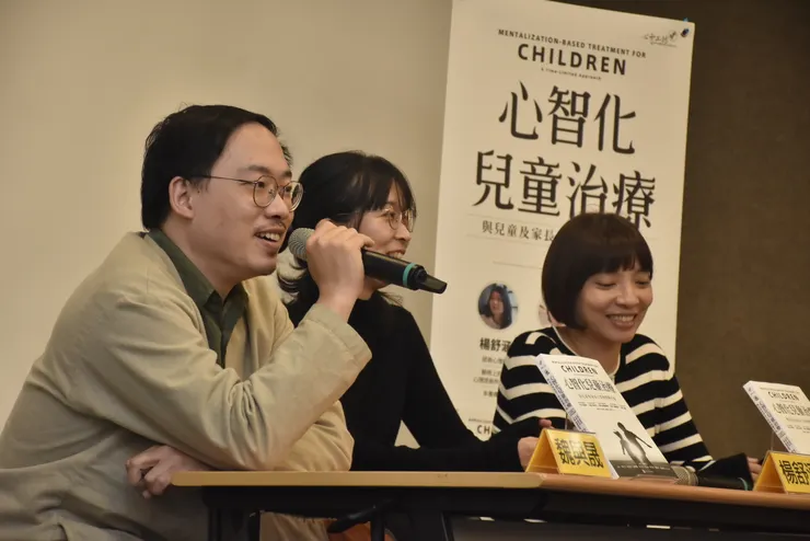 主講人三人同台回應讀者問答，左起：魏與晟、楊舒涵、謝佳芳
