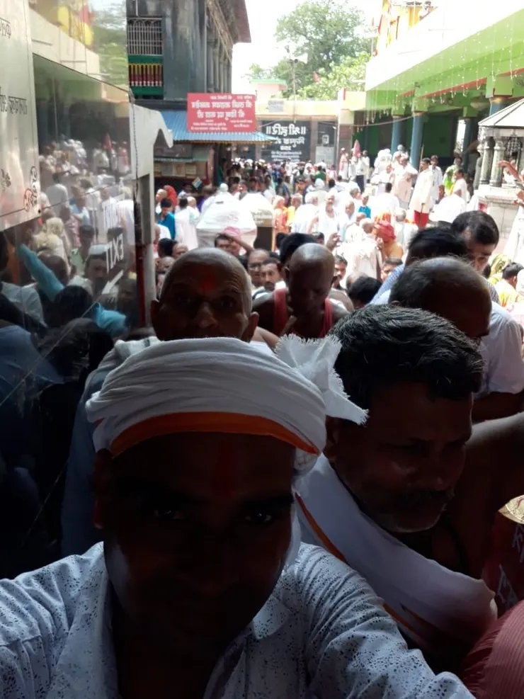 當然,印度朋友烏魚子也去過 Pitru Paksha 闢錘帕夏;還特別送了照片顯示「天啊!人有夠多!」