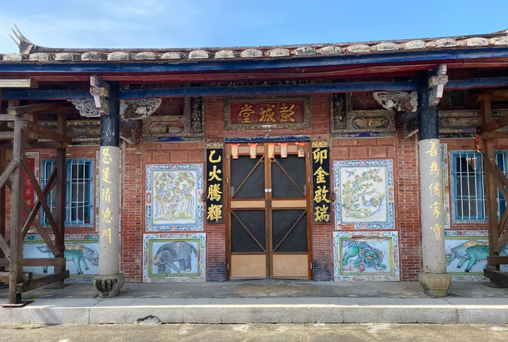 我個人很喜歡這棟對:善為傳家寶,忍是積德門