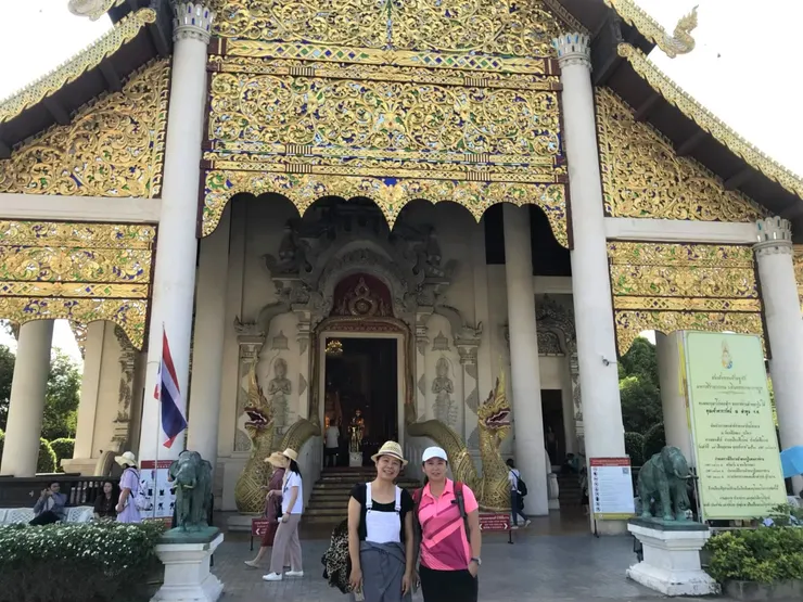 泰國的廟宇門口都會有守護神，這裡是由兩條金蛇來守護