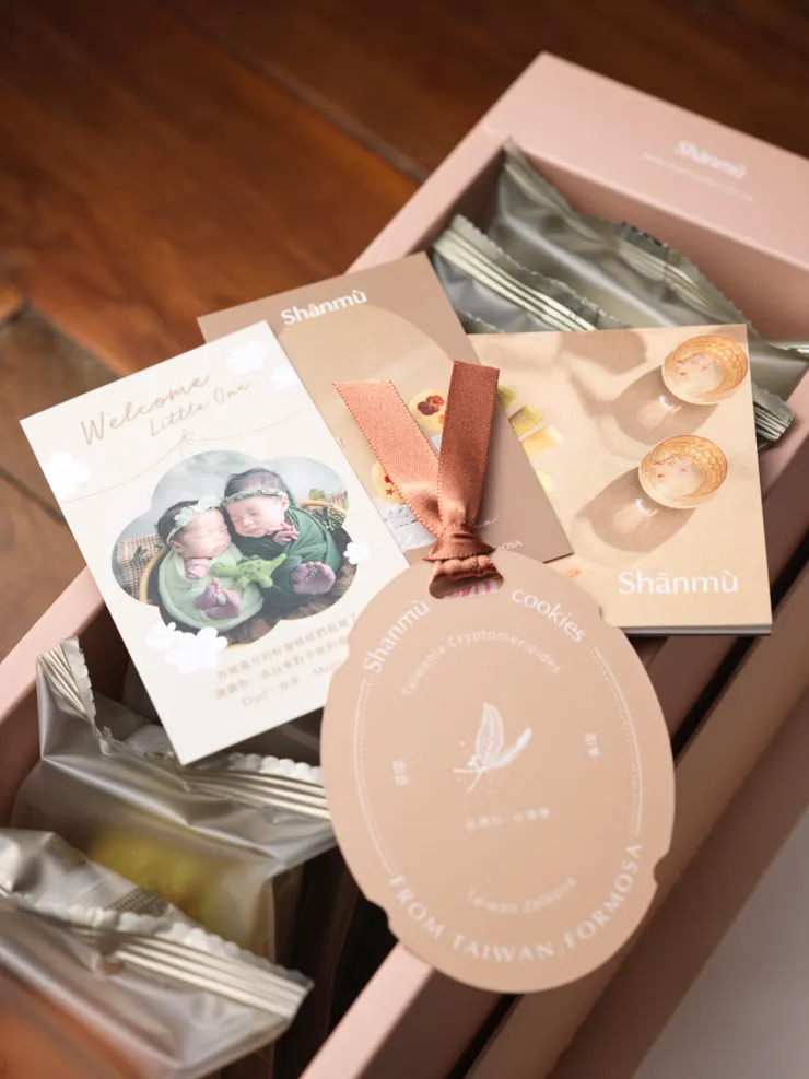 訂購滿15,000元,就可以客製化彌月小卡。 用標準set每盒395元計算的話,38盒就有囉!