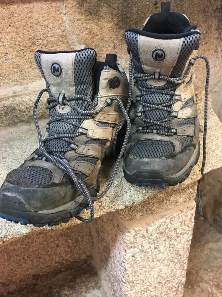 這雙鞋，陪我走過 800 公里的朝聖之路，也踩過人生每一道岔路。它從沒說話，卻記住了我最真實的樣子