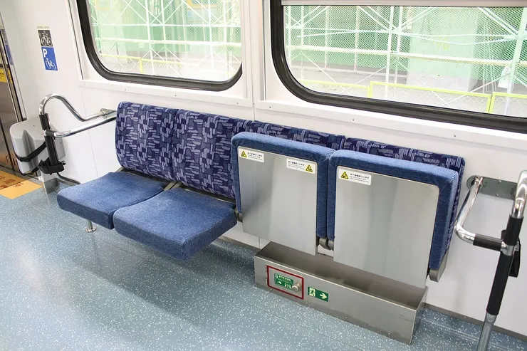 摺疊座椅以及自行車放置架 圖片來源:維基百科