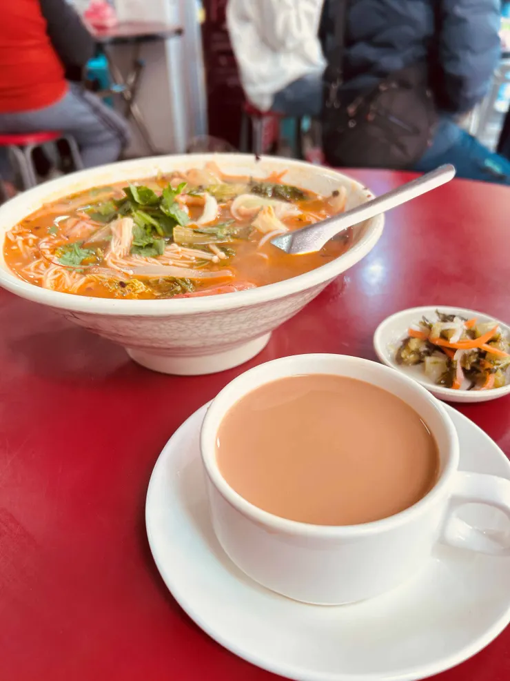 酸辣米線配熱奶茶