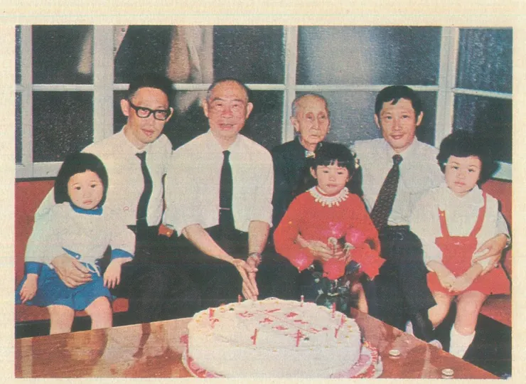1971年,林振成先生與家庭成員合照