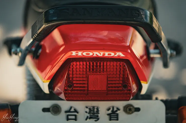 尾燈辨識度極高(角度可調)