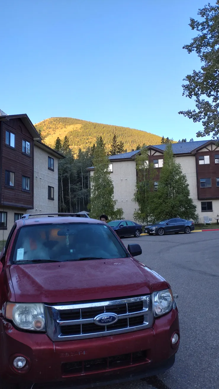 大紅，學名為 Ford Escape XLT 2012