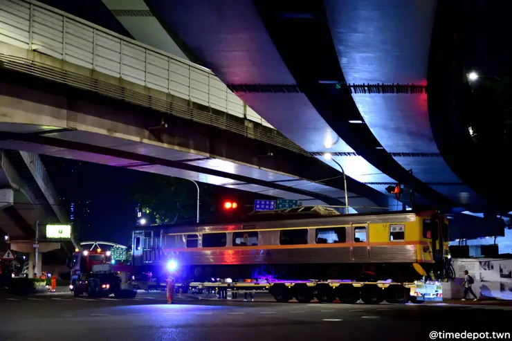 DR2818號車經過市民高架橋下