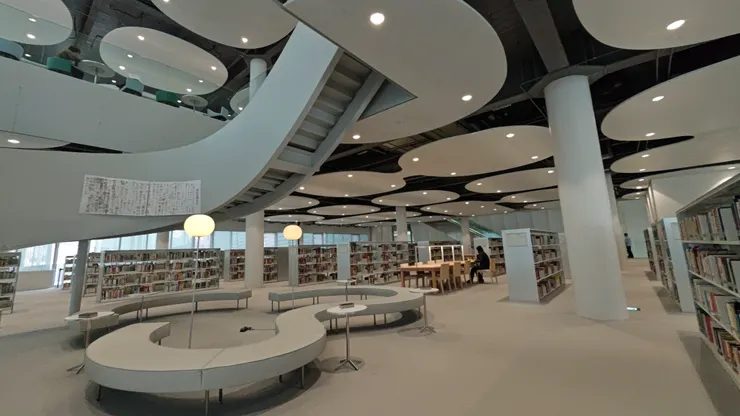 台中綠美圖的室內空間美學，這座以「綠意與知識共生」為核心概念的建築