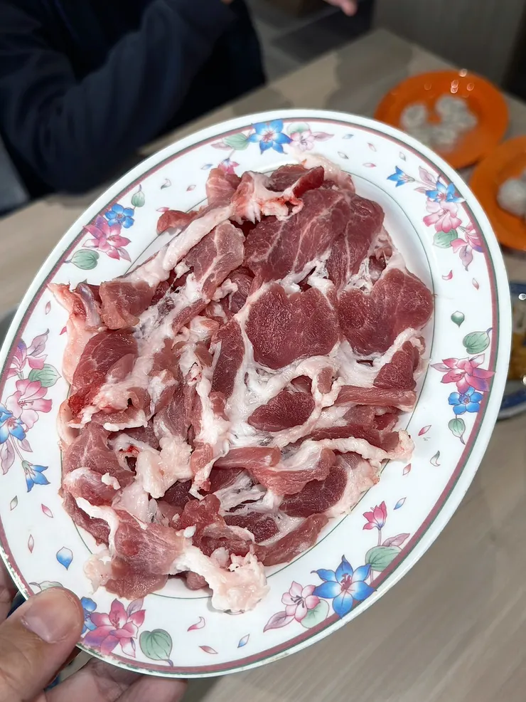  單點溫體豬肉片，油脂分布均勻，是如潮火鍋的招牌必點。
