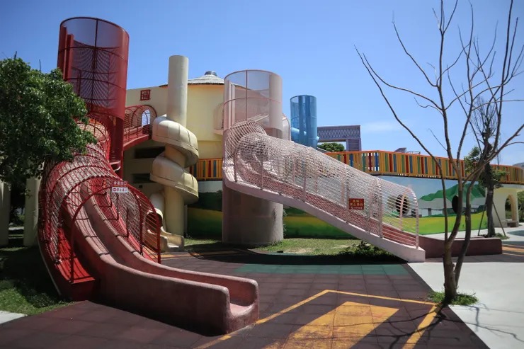 土黃色溜滑梯是唯一的一座螺旋形