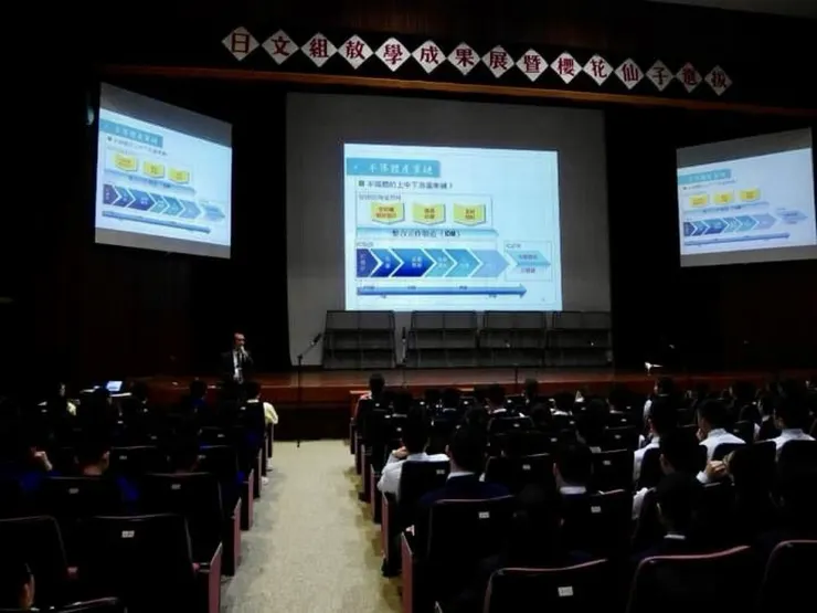 石頭哥在 曙光女中大禮堂，分享半導體產業