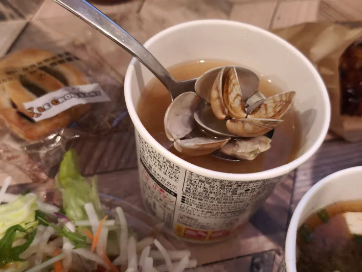 沖入開水竟有滿碗蛤蠣的方便湯