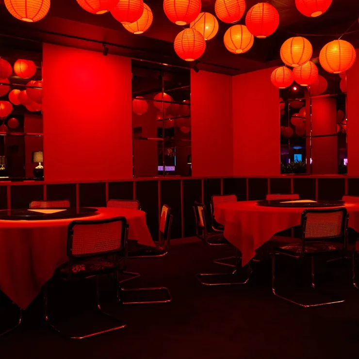 高掛紅燈籠的中式飯店，但夢中的燈籠是長方形的，且全都是木桌
