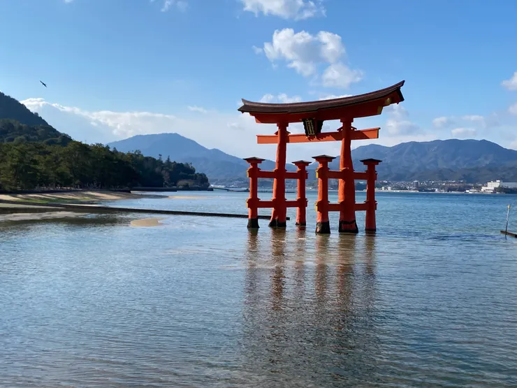 ▲據說鳥居是道結界,穿過鳥居就心無邪,踏進神明所在的領域。(嚴島神社鳥居,2023年冬)