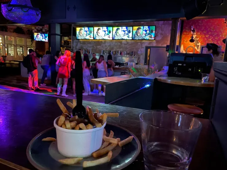 當然不能忘記！🍟🎉  無限 Poutine 🍟 直到晚上 11 點！