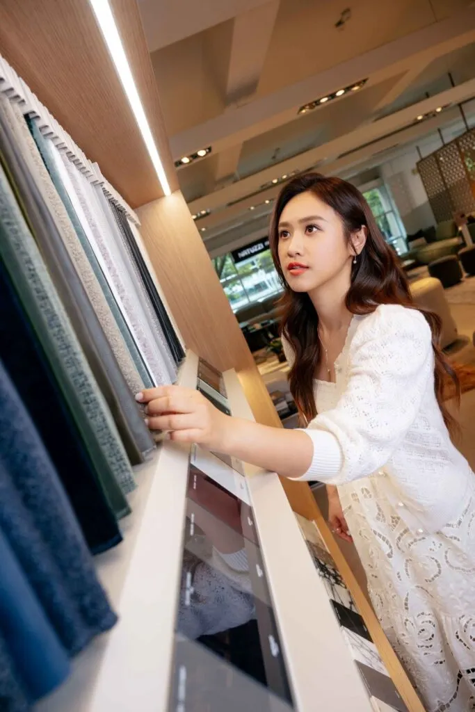 ▲吳姍儒Sandy認真感受NATUZZI的設計核心概念Harmony Code。(照片提供 NATUZZI拉圖誌)