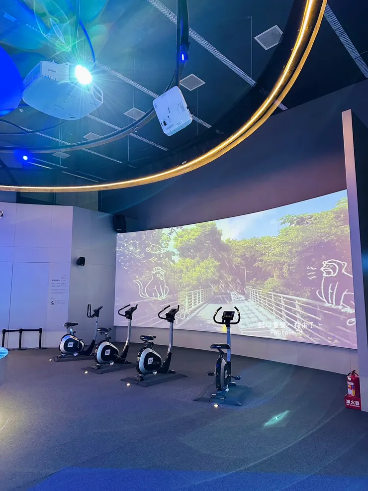 騎乘的同時，大屏幕畫面讓你感受到彷彿在自行車道上。