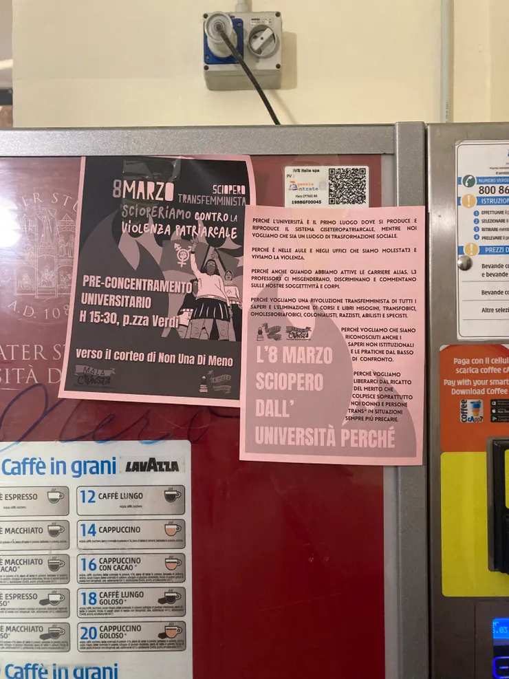 學校販賣機上貼的宣傳單，內容是反對校園性暴力。