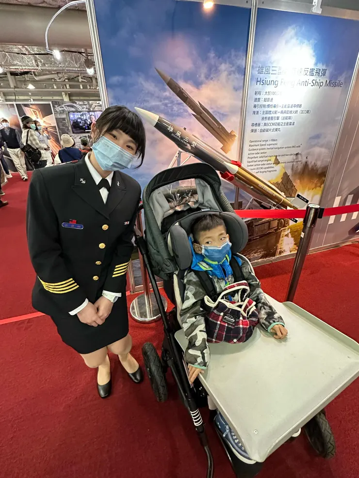 謝謝女軍官跟我們拍照。