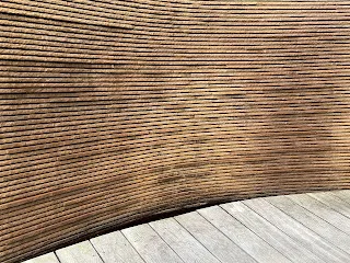 因為別人就是過得好,就是有錢買很多東西,就是可以有閒情逸致更換不同的菜色來享受。然而,不像是別人這樣好,真的就是很悲慘嗎?如果在不知道別人過得這麼爽的前提下,是否就不會那麼的羨慕嫉妒?有時會有這樣的顧慮,就是因為知道太多,所以才生了比較心,如果知道的少一點,哪豈不是容易知足常樂?