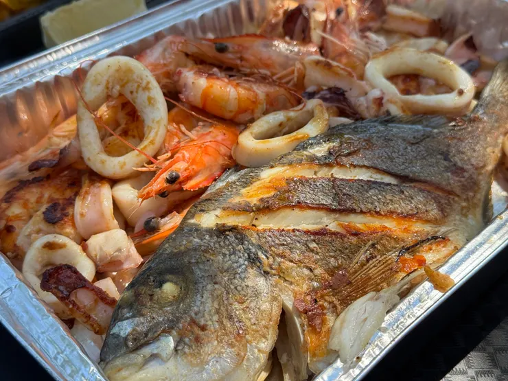 海鮮攤裡代烤的海鱸魚與其他海鮮，超美味！