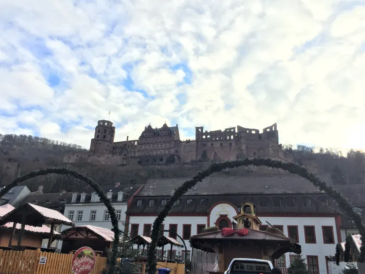 城堡外觀成為屹立於山丘上的壁壘