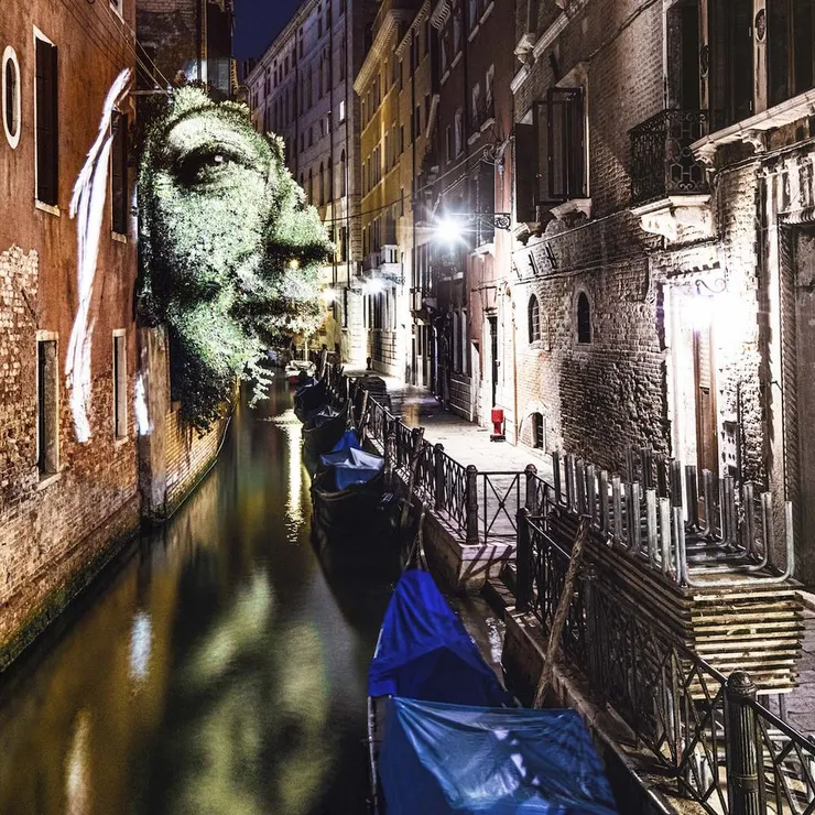 不只在義大利，菲利普·埃沙魯也在西班牙巴塞隆納、美國紐約、法國馬賽、巴黎、坎城及巴西亞馬遜森林等地進行光影投射創作。圖為威尼斯街道的投影。