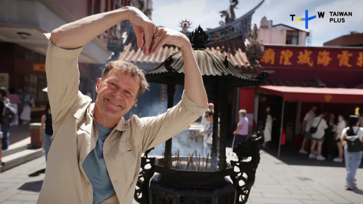 尼爾斯歐勒在台北霞海城隍廟見證青年男女祈求月老賜姻緣的文化