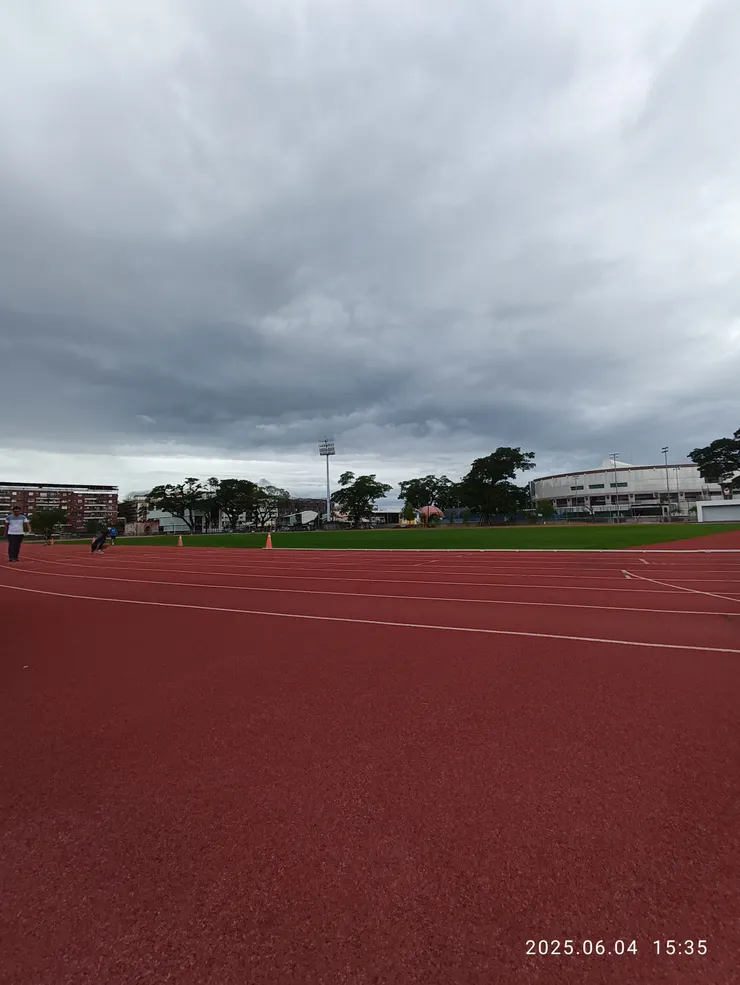 晚風搖落雲靉靆